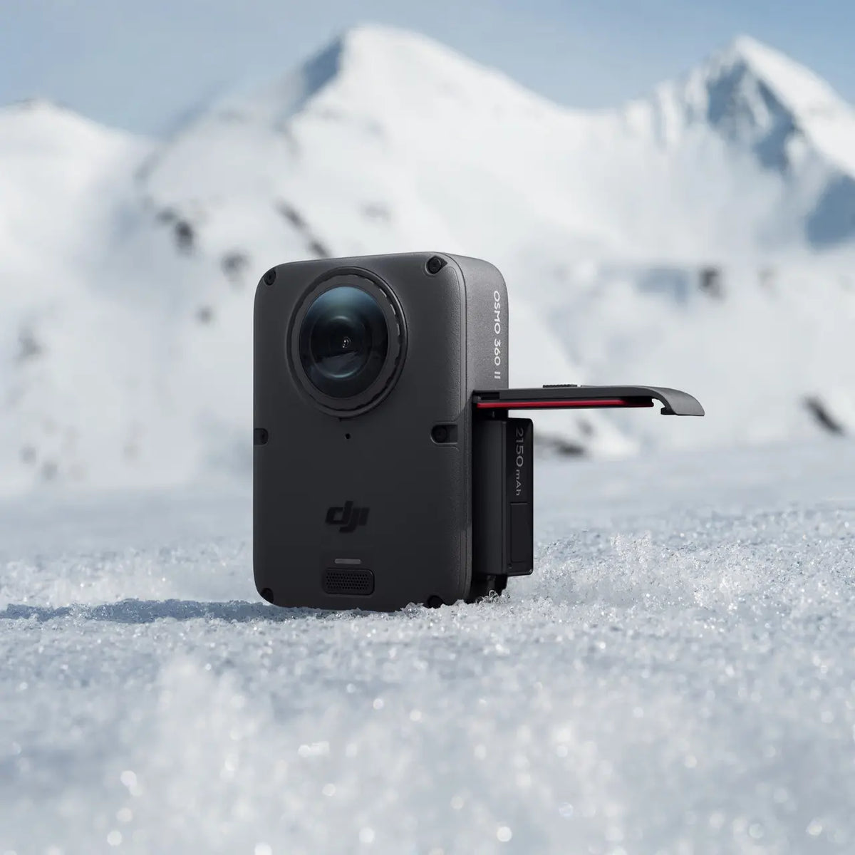 Osmo 360 II med åbent batteridæksel i sneen