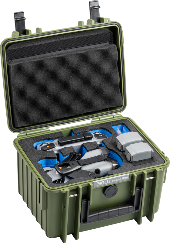 B&W Outdoor Case Type 2000 til DJI Mini 5 Pro i bronzegrøn, åben med drone og tilbehør, set skråt