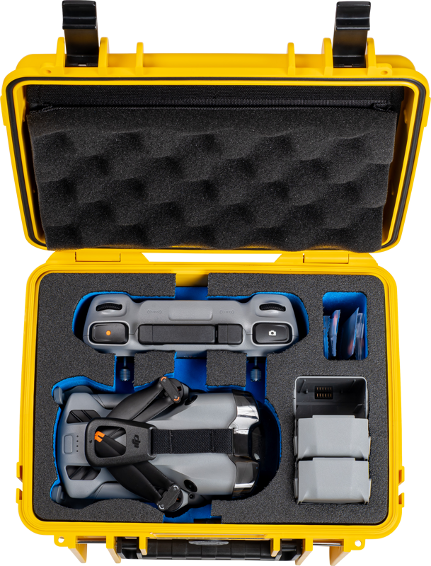 B&W Outdoor Case Type 2000 til DJI Mini 5 Pro i gul, åben med drone og tilbehør, set ovenfra