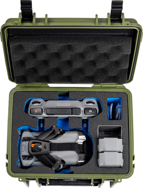 B&W Outdoor Case Type 2000 til DJI Mini 5 Pro i bronzegrøn, åben med drone og tilbehør, set ovenfra