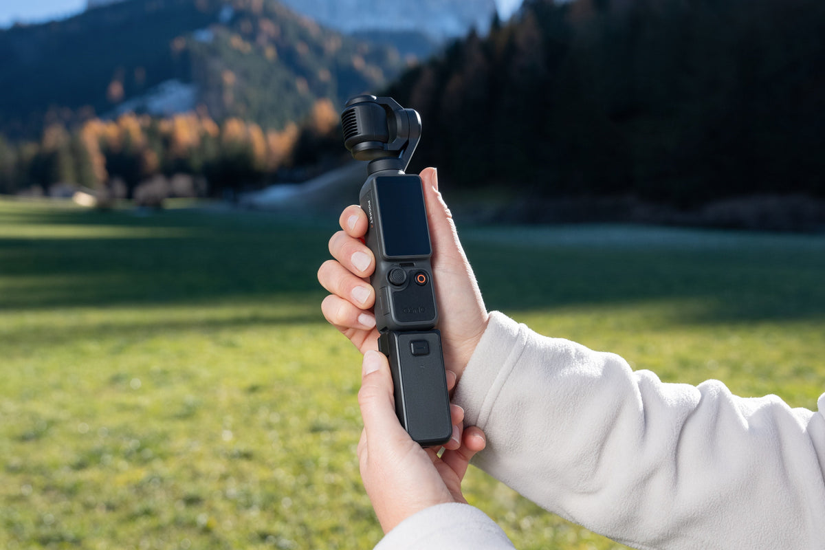 Osmo Pocket med Battery Handle i hånden udendørs