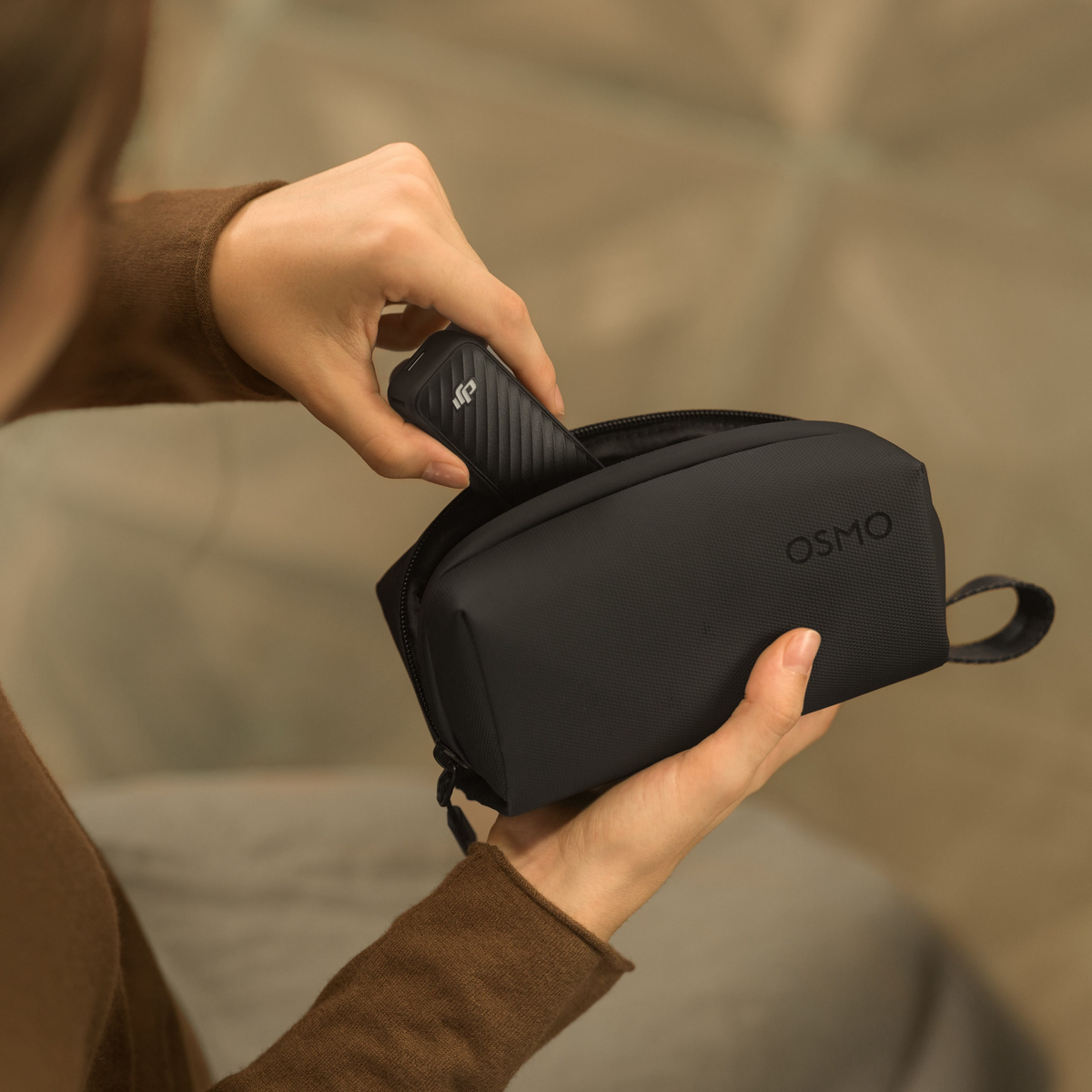 Osmo Pocket 4 lægges i Carrying Bag