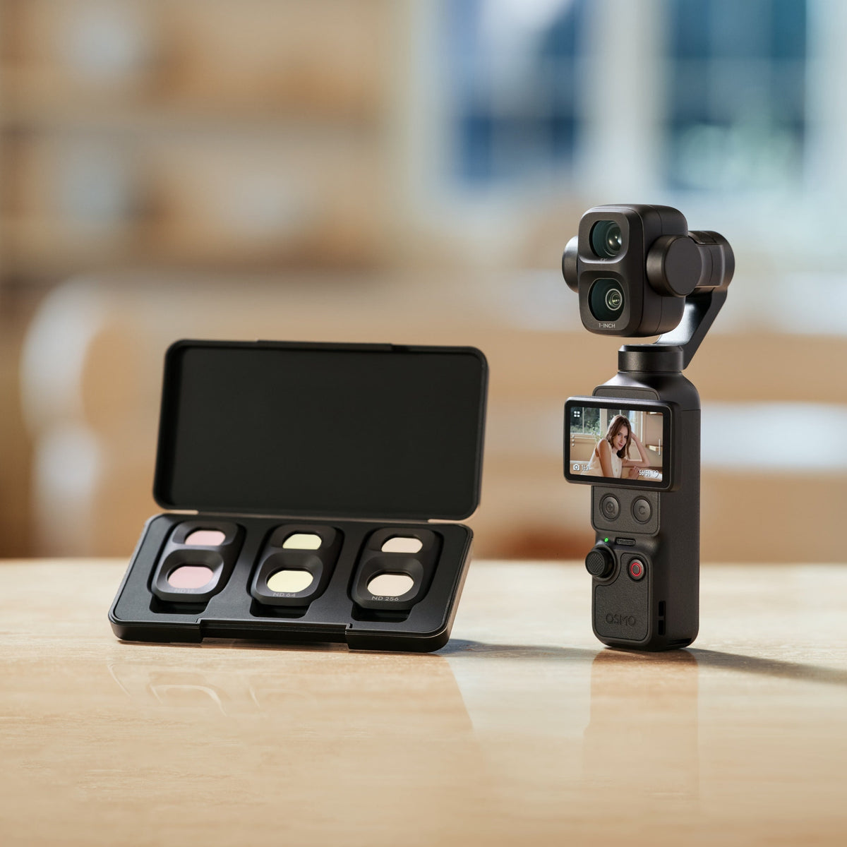 ND-filtre til Osmo Pocket 4P i åbent etui ved siden af kameraet